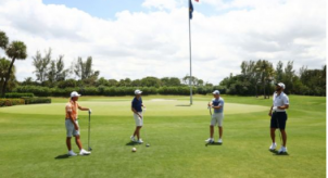 四桿高爾夫球的沉重擊球手和針頭推桿充滿了電波–校園高爾夫