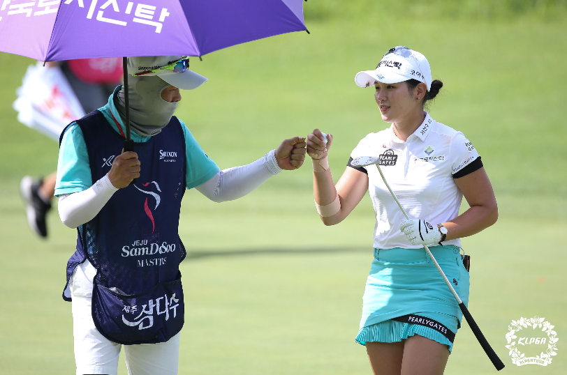 韓巡濟州三多水大師賽 李昭英（LEE So Young）與柳海蘭（RYU Hae Ran）同以65桿、低于標準桿7桿的表現(xiàn)領(lǐng)跑群雌，后者也是這項賽事的衛(wèi)冕冠軍